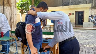 ضبط طالب أنشأ صفحة على فيس بوك لبيع سماعات غش في الامتحانات