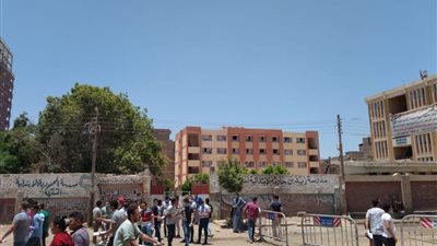 بدء خروج طلاب الثانوية العامة بأسيوط من لجان امتحان اللغة الأجنبية الثانية