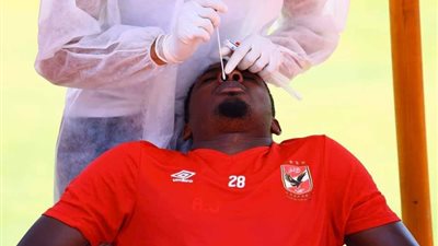 للمرة الثانية.. شاهد رعب أجايي من إجراء المسحة الرابعة لكورونا (فيديو)