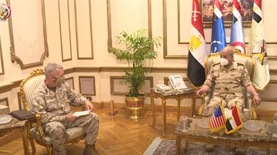 وزير الدفاع يلتقي قائد القيادة المركزية الأمريكية (فيديو)