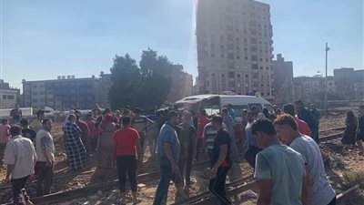 مصرع شاب صدمه قطار أثناء لهوه بطائرة ورقية في طنطا (صور)