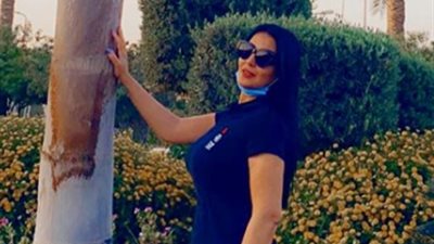 بالكمامة.. سمية الخشاب تقضي عطلتها في حديقة منزلها (صور)