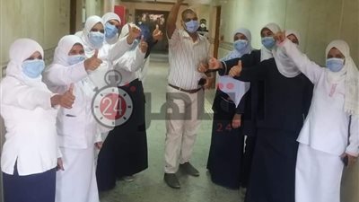 الجيش الأبيض بمستشفى القرنة بالأقصر يحتفل بتعافي آخر حالتي إصابة بكورونا (صور)