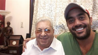 فاروق فلوكس عن دخول ابنه أحمد التمثيل: “مكنتش عايزه يتعذب” (فيديو)