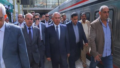 بدء تشغيل جرارات السكة الحديد الجديدة.. والوزير: وزعنا العربات على المحطات حتى يراها المواطنون ويفرحوا