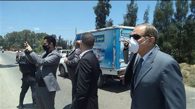 أثناء جولة تفقدية.. محافظ كفر الشيخ يضبط يغلق مقهى مخالفا ويوقف أعمال بناء (صور)