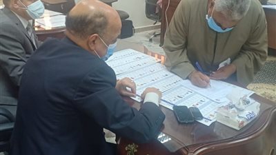 الفلاح الفصيح يقدم أوراق ترشحه لانتخابات مجلس الشيوخ بقنا