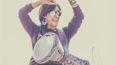 سارة البُططي “عازفة الطبلة”: ألعب الإيقاع منذ الابتدائية.. ولم أسعَ للشهرة (فيديو)