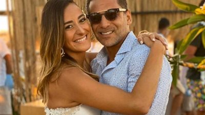 شاهد.. الظهور الأول لـ”أمينة خليل” بصحبة خطيبها عمر طه على البحر (صور)