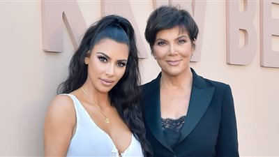 كيم كاردشيان ووالدتها بـ”البوركيني”.. والجمهور: “لو كانت في الساحل مكنوش نزلوها البحر”