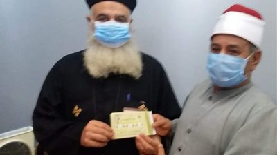 نسيج واحد.. كاهن كنيسة يشتري صك أضيحة العيد في الشرقية (صورة)