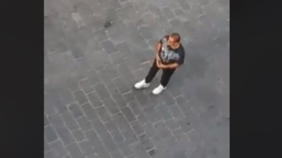 تداول فيديو لعمرو دياب أثناء تصوير عمل جديد في شارع المعز