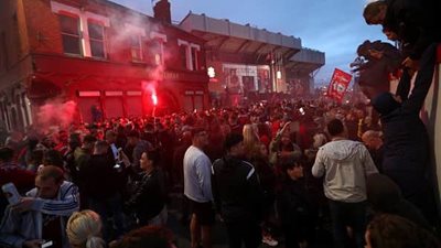 جماهير ليفربول تكسر القواعد وتتجمهر أمام ملعب أنفليد احتفالًا بالبريميرليج (صور وفيديو)