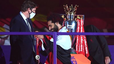 محمد صلاح يظهر بعلم مصر في تتويج ليفربول بالدوري الإنجليزي (صور)