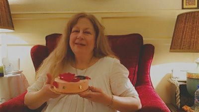 بـ”كعكة”.. عائلة الفيشاوي تحتفل بعيد ميلاد سمية الألفي الـ67 (صور)