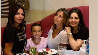 دينا فؤاد تحتفل بعيد ميلادها وسط إجراءات احترازية بسبب كورونا (صور)