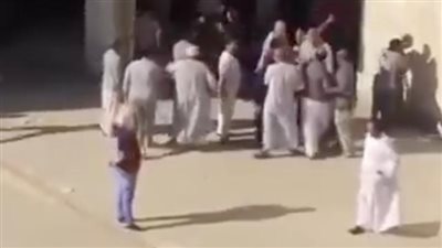 لخلاف على ثمن الخضروات.. الباعة الجائلون يعتدون على موظف بالضرب في سوهاج