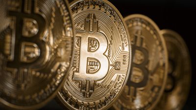 مع استمرار ارتفاع الذهب.. سعر “البيتكوين” يصل إلى 10 آلاف دولار مرة ثانية