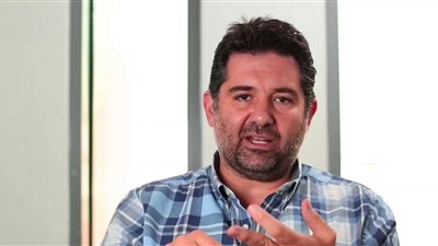 عثمان أبو لبن: طلبت تغيير كارول سماحة لأن رؤيتها للأغنية لا تتوافق مع “توأم روحي”