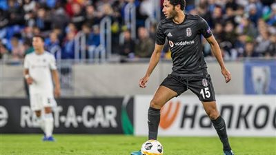 محمد النني ينعى طبيب الغلابة (صورة)