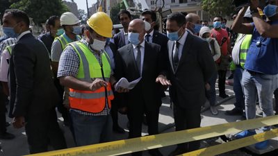 للمرة الثانية.. وزير النقل يتابع أعمال معالجة التربة أسفل السور الخارجي بسفارة البحرين (صور)