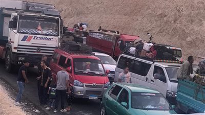 إصابة 10 أشخاص في انقلاب سيارة ميكروباص بالطريق الصحراوي الشرقي