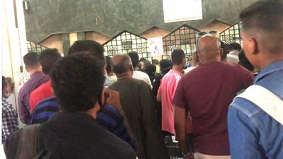 “القاهرة 24” يرصد الزحام على شبابيك حجز التذاكر لمحافظات الصعيد بمحطة مصر (صور)