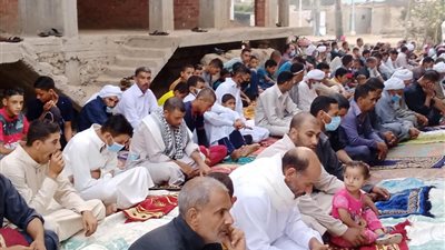 رغم تحذيرات كورونا والأوقاف.. صلاة العيد كاملة العدد في قرية بالشرقية (صور)