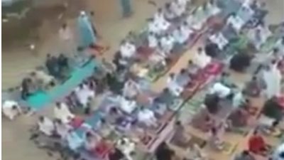 أهرب مباحث.. شاهد رد فعل مواطنين أقاموا صلاة العيد في الشارع بعد تحذيرهم من الشرطة (فيديو)