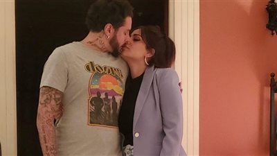 شاهد.. قُبلة عيد الأضحى من أحمد الفيشاوي لزوجته في منزل سمية الألفي (صور)