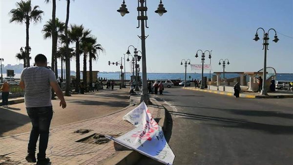 إزالة لافتات مخالفة