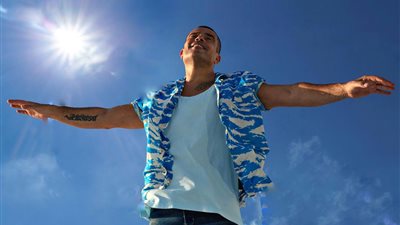 عمرو دياب “نمبر وان” على أنغامي بأغنية “يا بلدنا يا حلوة” (صورة)