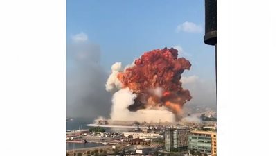انفجار خطير يهز العاصمة اللبنانية بيروت ويسفر عن عشرات الإصابات.. ووزيرة الإعلام: السبب مجهول حتى الآن (فيديو)