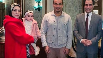 أول صورة تجمع أسرة أحمد المسلماني والهضبة عمرو دياب