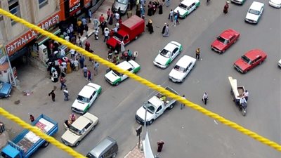 سيارة مسرعة تصطدم بـ3 أشخاص بعد صعودها على الرصيف في دمنهور (صور)