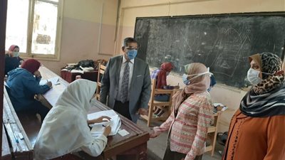 نائب رئيس جامعة بنها لشؤون التعليم يتفقد الامتحانات بكلية التربية النوعية والمعهد الفني للتمريض