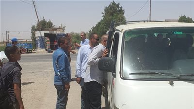 حملات تفتيشية على مواقف السيارات بالفيوم لمتابعة التزام السائقين بتعريفة الأجرة 