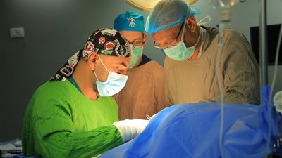 الدكتور أحمد عبد العزيز يجري عددًا من العمليات الجراحية لمصابي شمال غزة | صور 
