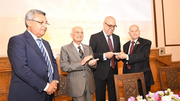 جانب من تكريم وزير