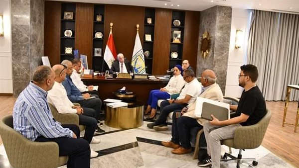 جانب من اجتماع المحافظ