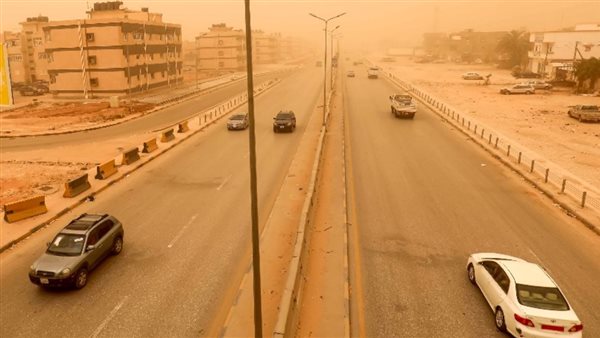 عاصفة رملية تضرب