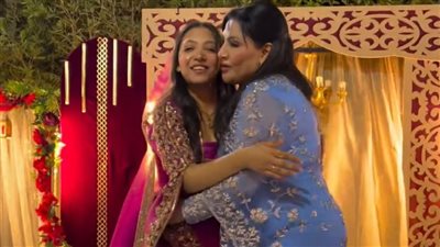 العروسة لابسة الساري الهندي.. بدرية طلبة تحتفل بحنة ابنتها