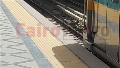 توقف حركة المترو.. سقوط سيارة من فوق كوبري على شريط مترو محور روض الفرج| صور