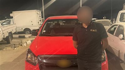 ضبط قائد سيارة نقل ألقى مخلفات بناء على طريق السويس