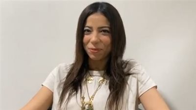 فولة وانقسمت نصين.. أميرة حسين شبيهة منى زكي تروي تأثير الشبه على حياتها| بث مباشر 