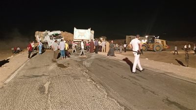مصرع شخص وسقوط 120 طن فوسفات و60 طن قمح في حادث تصادم 3 تريلات بالوادي الجديد 