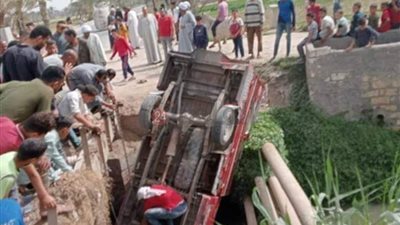 إصابة 6 أشخاص إثر سقوط سيارة بترعة في الفيوم