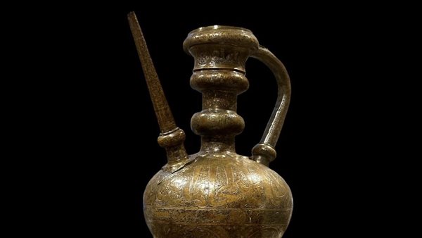  طست وإبريق من النحاس