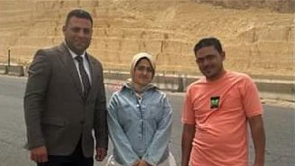 الفتاة رفقة أهليتها