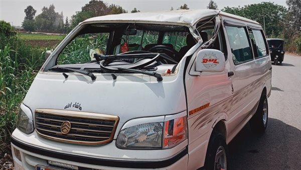 سقوط عمود على سيارة